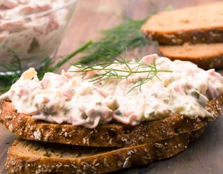 Pasta kanapkowa z szynki, sera i ogórka