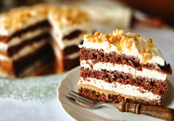 Tort Snickers z kremem śmietanowo-serowym