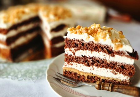 Tort Snickers z kremem śmietanowo-serowym