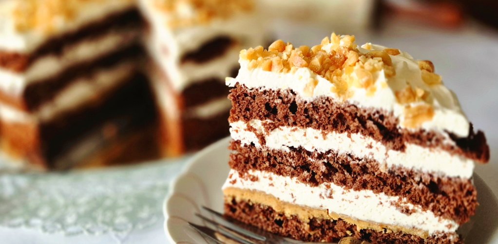 Tort Snickers z kremem śmietanowo-serowym