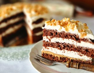 Tort Snickers z kremem śmietanowo-serowym