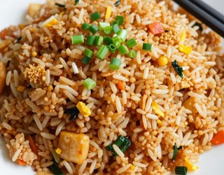 Smażony ryż na 5 sposobów. Pyszne, sycące danie jednogarnkowe