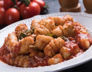 Z czym podawać gnocchi? Pomysły na dodatki do włoskich kluseczek