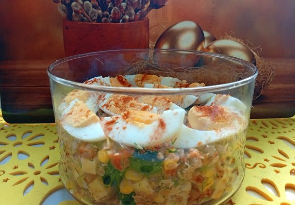 Sałatka z serem wędzonym, tuńczykiem i oliwkami