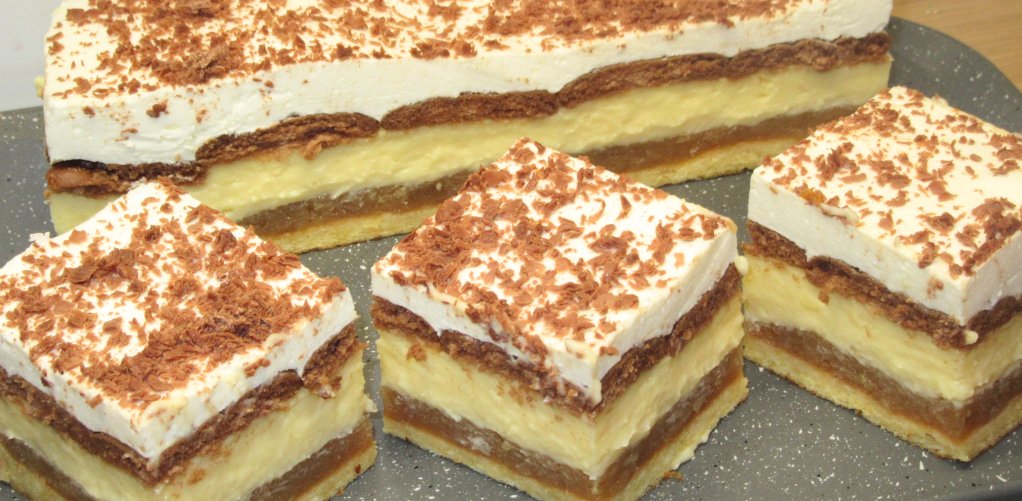 Pyszne ciasto budyniowo-śmietankowe z jabłkami