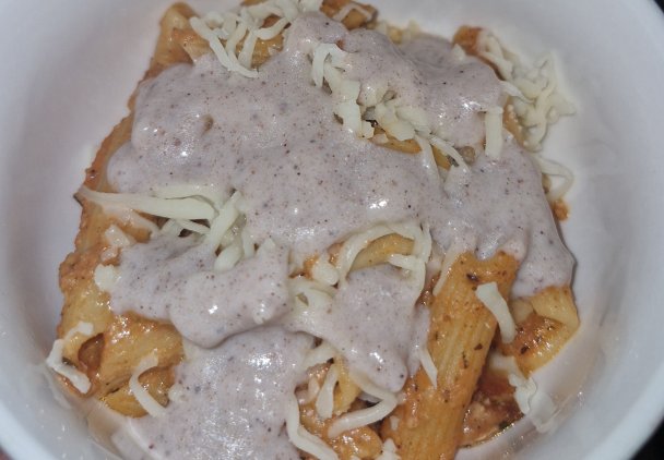 Zapiekany makaron z pomidorkami, podwójną mozzarellą i domowym beszamelem