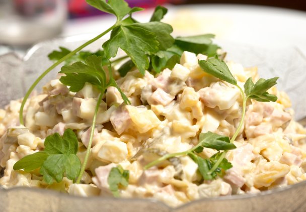 Świąteczna sałatka z szynką jajkiem i ogórkiem