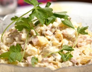 Świąteczna sałatka z szynką jajkiem i ogórkiem