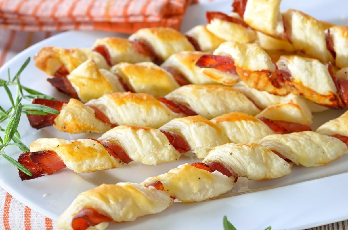 Kolacja z ciasta francuskiego. Propozycje dań dla zabieganych