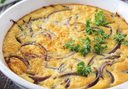 Omlet z czerwoną cebulą