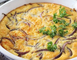 Omlet z czerwoną cebulą