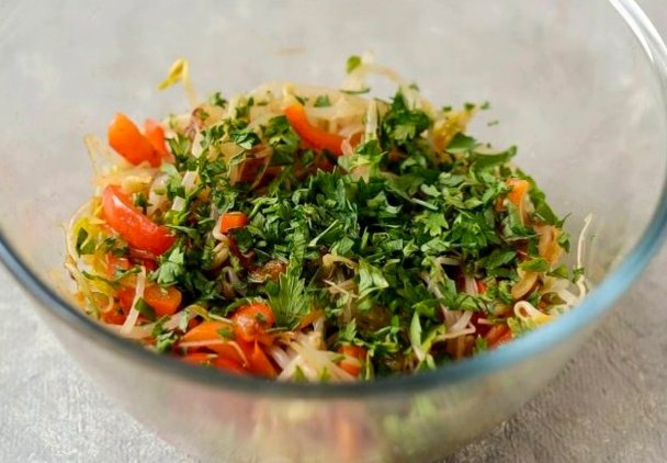 Lekka surówka z kiszonej kapusty