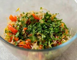 Lekka surówka z kiszonej kapusty