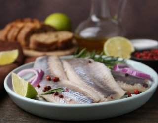 Dlaczego warto jeść śledzie? O tych wartościach tej smacznej ryby mało kto wie