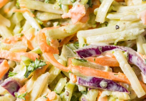 Kapusta włoska i czerwona w sałatkach