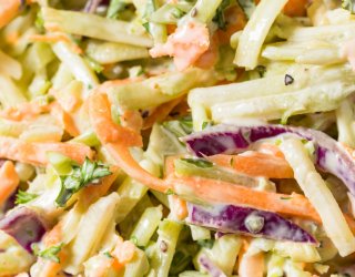 Kapusta włoska i czerwona w sałatkach na surowo. Colesław na nowo