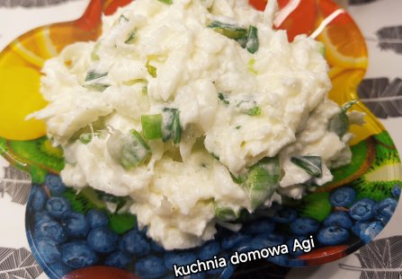 Surówka z białej rzodkwi i szczypiorku ze śmietaną