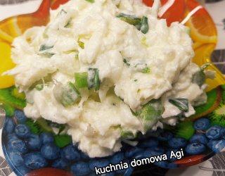 Surówka z białej rzodkwi i szczypiorku ze śmietaną