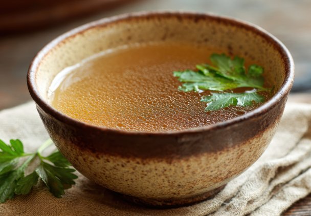 Domowy bulion warzywny i mięsny. Podstawa do przygotowania zup i sosów