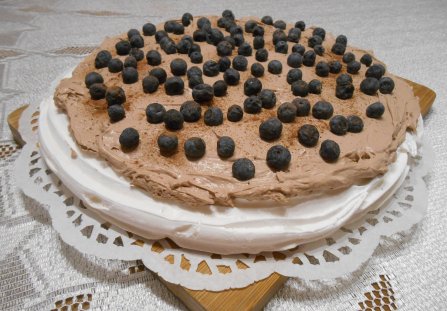 Tort bezowy z masą czekoladową