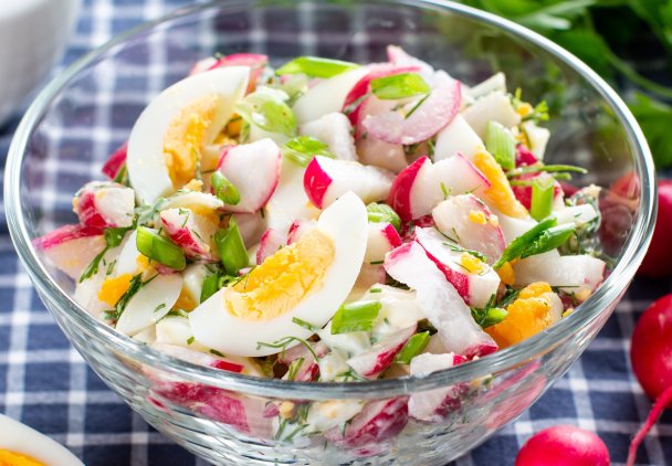 Sałatka wiosenna z rzodkiewką i jajkiem