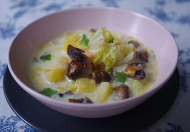 Szybka zupa z pieczarek i kapusty pekińskiej