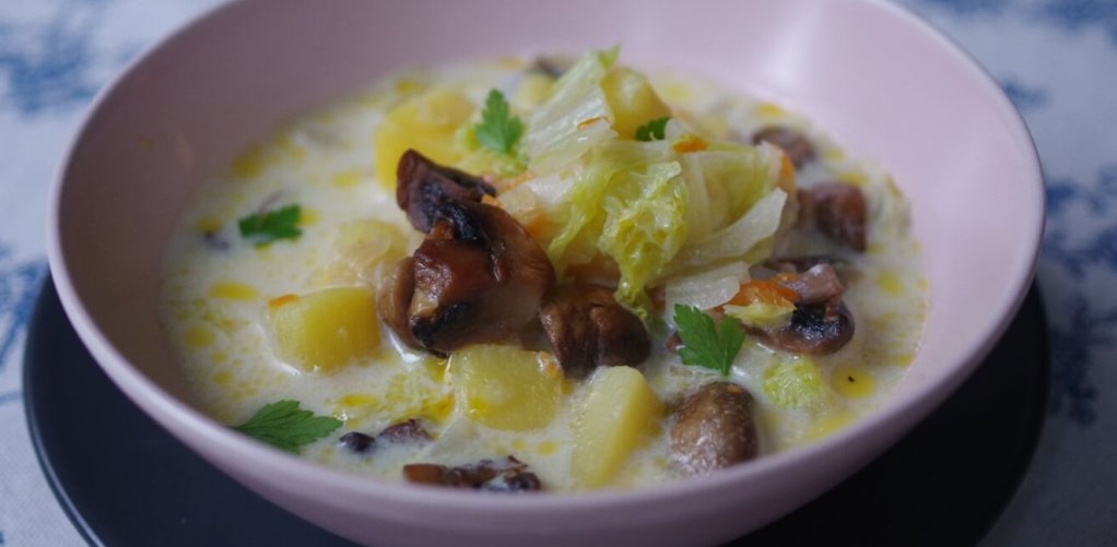 Szybka zupa z pieczarek i kapusty pekińskiej