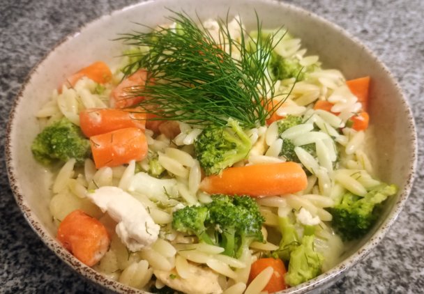 Potrawka z kurczaka, brokułem, kalafiorem i mini marchewkami