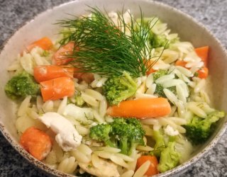 Potrawka z kurczaka, brokułem, kalafiorem i mini marchewkami