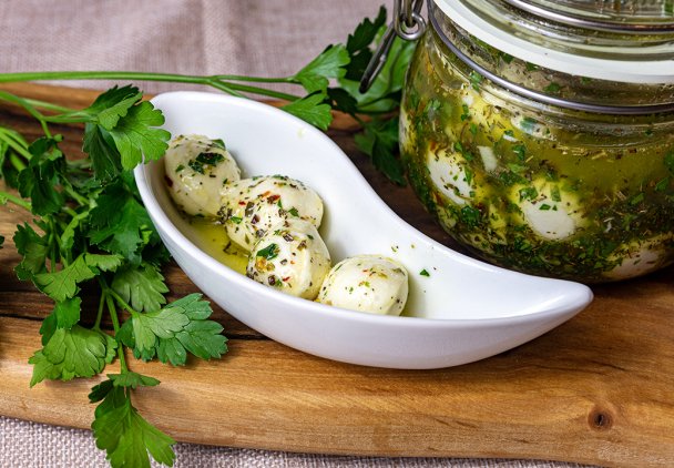 Marynowane kulki mozzarelli w oliwie z ziołami
