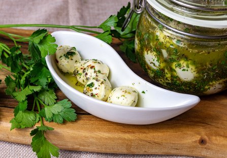 Marynowane kulki mozzarelli w oliwie z ziołami