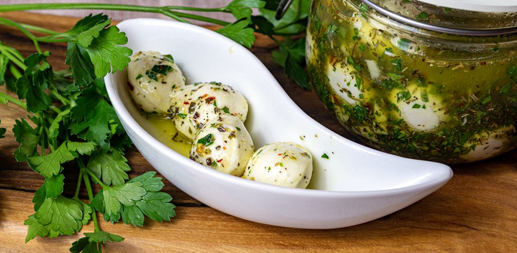 Marynowane kulki mozzarelli w oliwie z ziołami