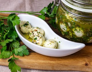 Marynowane kulki mozzarelli w oliwie z ziołami