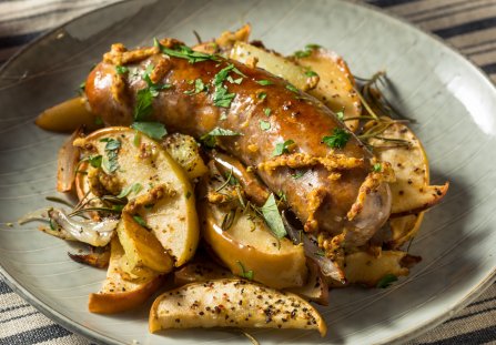 Biała kiełbasa pieczona z jabłkiem i majerankiem