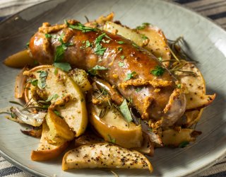 Biała kiełbasa pieczona z jabłkiem i majerankiem