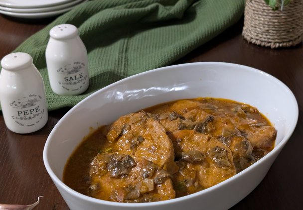 Schab w sosie z pieczarkami i keczupem