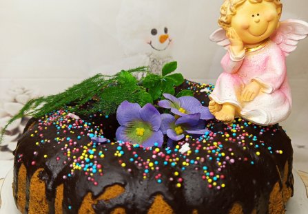 Wilgotna babka na oleju i śmietanie z makiem