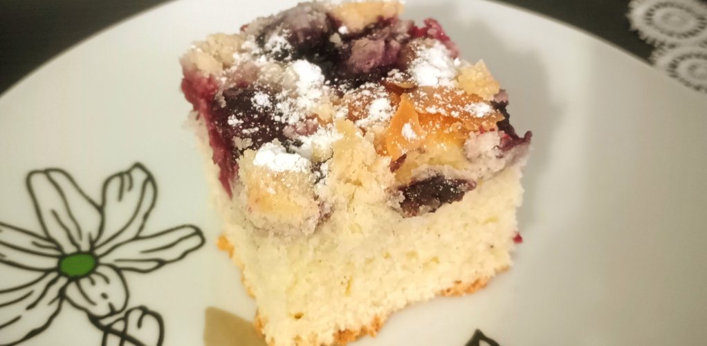 Ciasto na kefirze z owocami i kruszonką