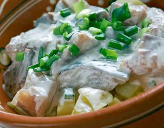 Nowoczesne dania postne ze śledziem. Sałatki, pasty i śledzie „na lekko”