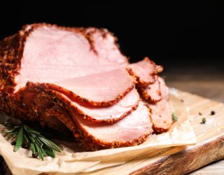 Domowa szynka wielkanocna. Żadna wędlina ze sklepu jej nie dorówna