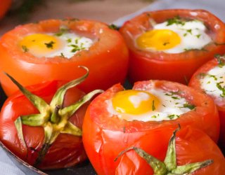 Jajka zapiekane w pomidorach