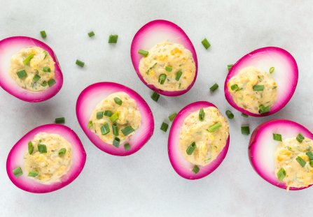 Różowe jajka faszerowane