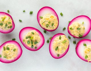 Różowe jajka faszerowane