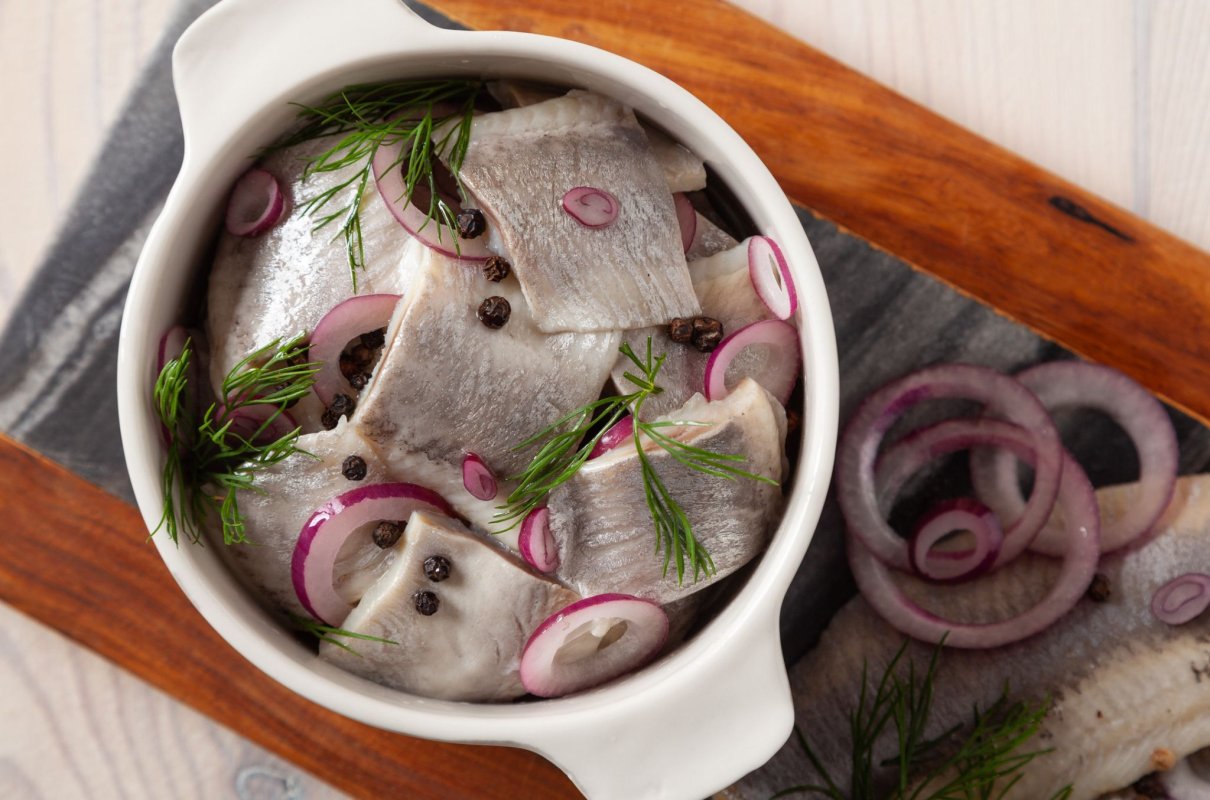 Najlepsze przepisy na śledzie. Rodzina będzie zachwycona, gdy postawisz na stół