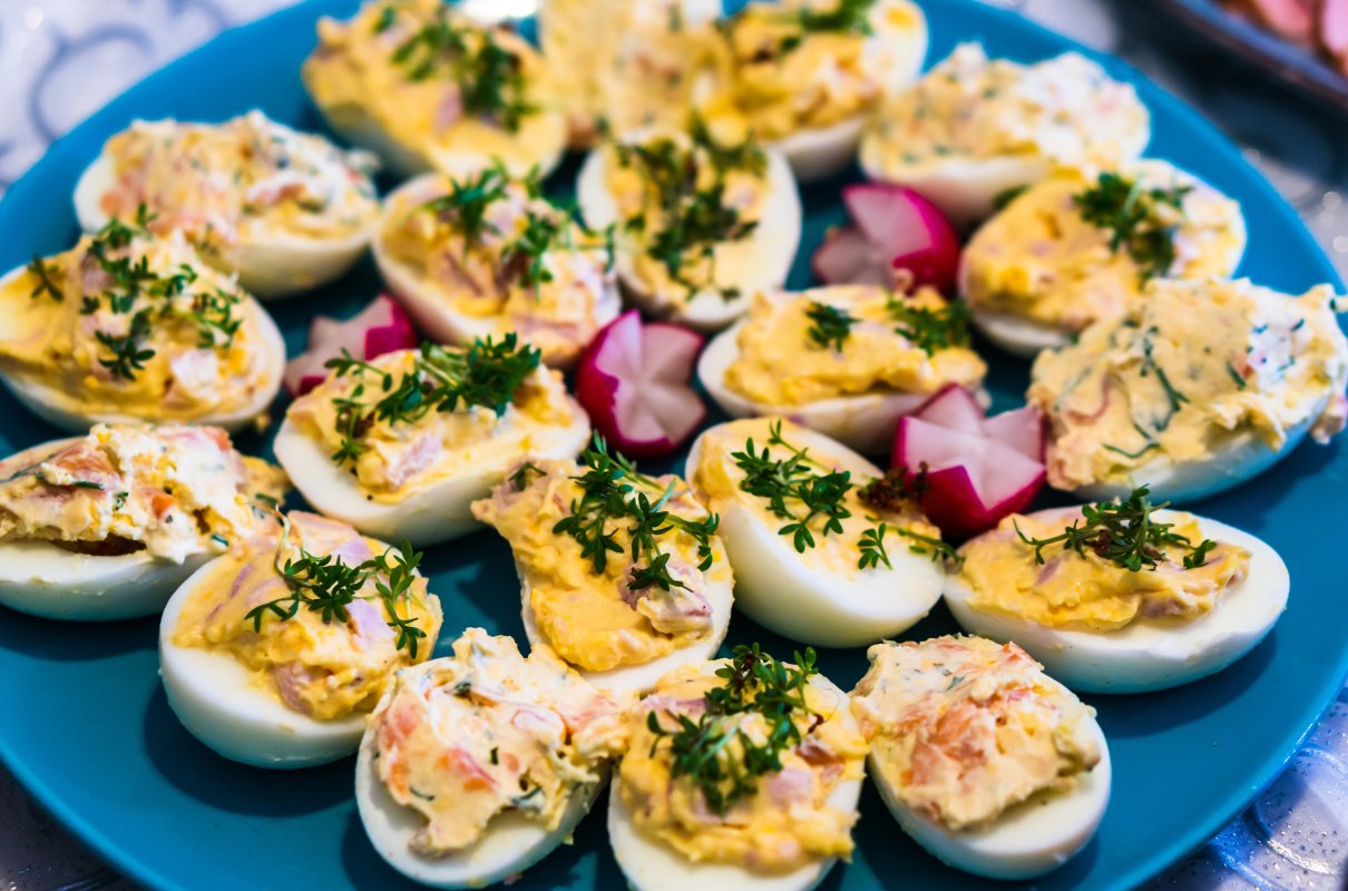 Jajka na Wielkanoc. Faszerowane, w sosach i sałatkach