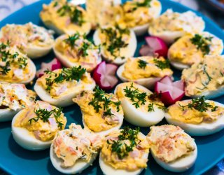 Jajka na Wielkanoc. Faszerowane, w sosach i sałatkach