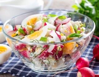 Sałatki na Wielkanoc. Najpopularniejsze przepisy na świąteczny stół