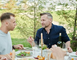 Palenisko ogrodowe, wędzarnia ogrodowa, grill węglowy – jak ogień zmienia smak jedzenia i czas spędzony w ogrodzie