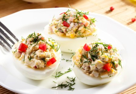 Jajka faszerowane szynką