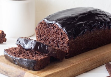 Wilgotne ciasto czekoladowe z dżemem